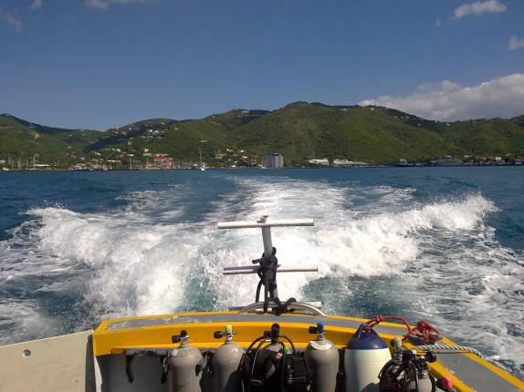 Barco a caminho do naufrágio do Rhone